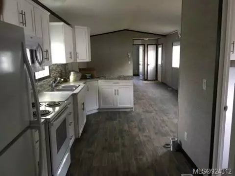 4 of 6 - 1050 Bowlby Rd 10, Errington, BC