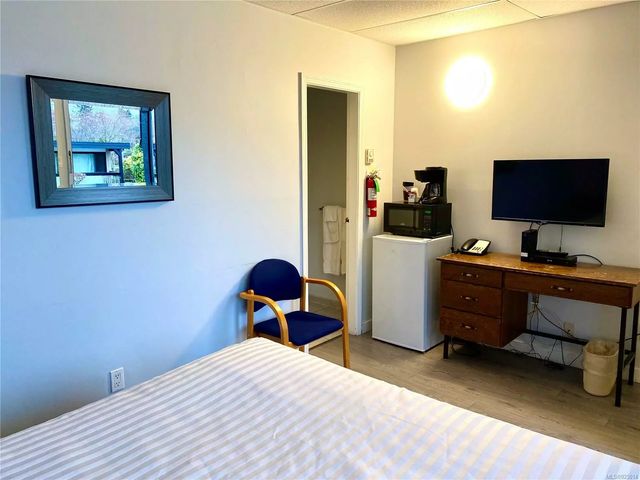 4 of 8 - 2011 Estevan Rd, Nanaimo, BC