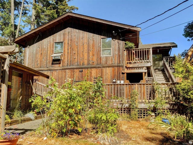 1 of 29 - 682 Rockridge Pl, Highlands, BC