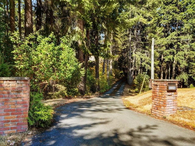 2 of 29 - 682 Rockridge Pl, Highlands, BC