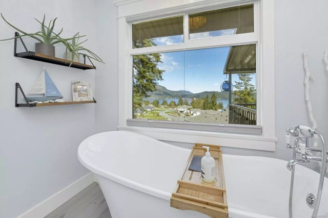 1 of 33 - 1346 Garret Pl, Cowichan Bay, BC