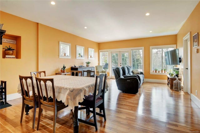 4 of 20 - 2855 Colquitz Ave, Saanich, BC