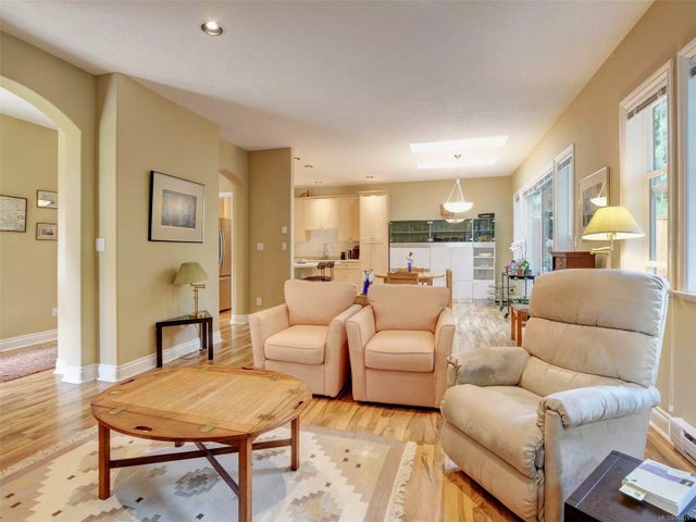 4 of 20 - 5164 Cordova Bay Rd 2, Saanich, BC