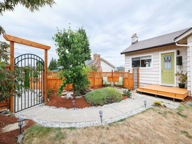 1 of 34 - 7989 Arthur St, Crofton, BC