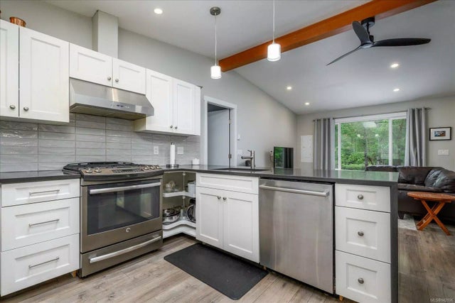 1 of 33 - 840 Mary Rd, Gabriola Island, BC