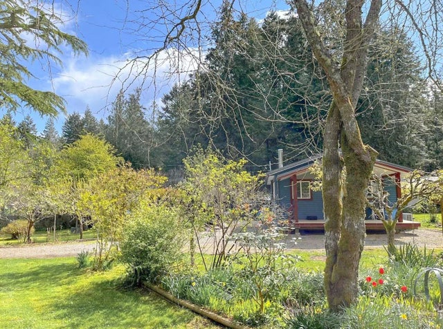 1 of 35 - 400 Spruce Ave, Gabriola Island, BC