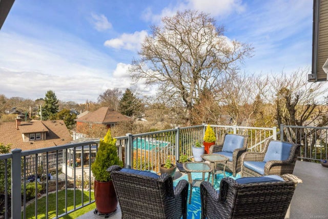 1 of 48 - 1584 Clive Dr, Oak Bay, BC