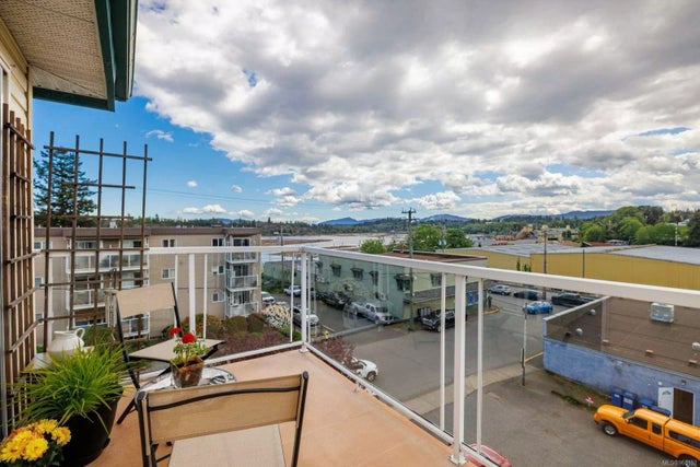 2 of 44 - 9876 Esplanade St 402, Chemainus, BC