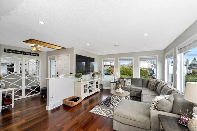 4 of 30 - 3260 Cook St, Chemainus, BC