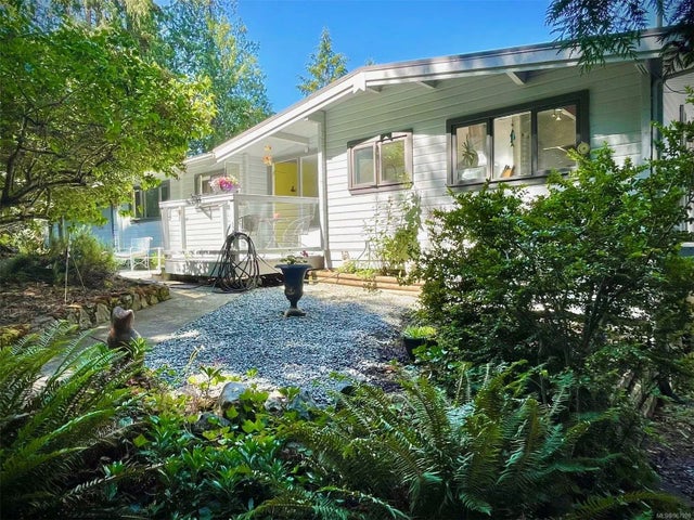 1 of 16 - 1195 Mcgillvary Ave, Gabriola Island, BC