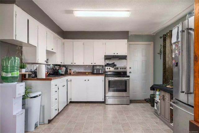 4 of 33 - 8008\8010 Queen St, Crofton, BC