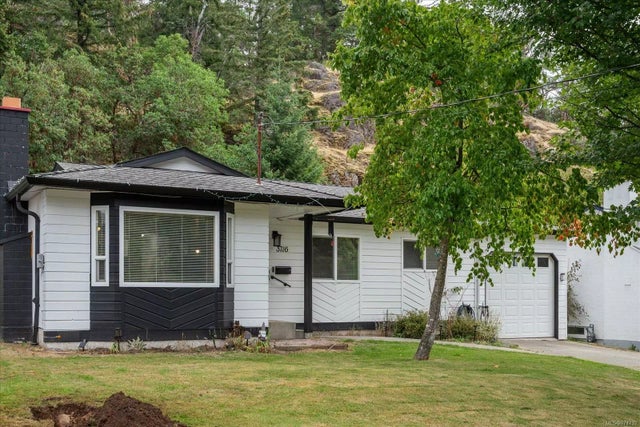 1 of 39 - 3716 Howden Dr, Nanaimo, BC