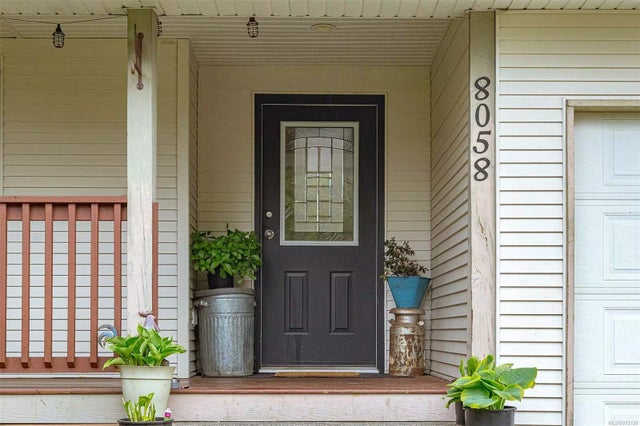 2 of 27 - 8058 Edmund St, Crofton, BC