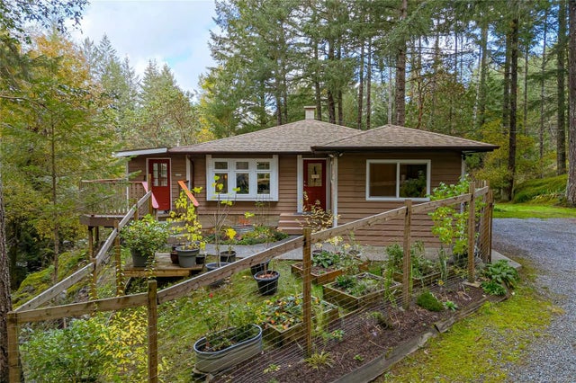 1 of 61 - 3296 Lakeridge Pl, Highlands, BC