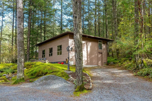 2 of 61 - 3296 Lakeridge Pl, Highlands, BC