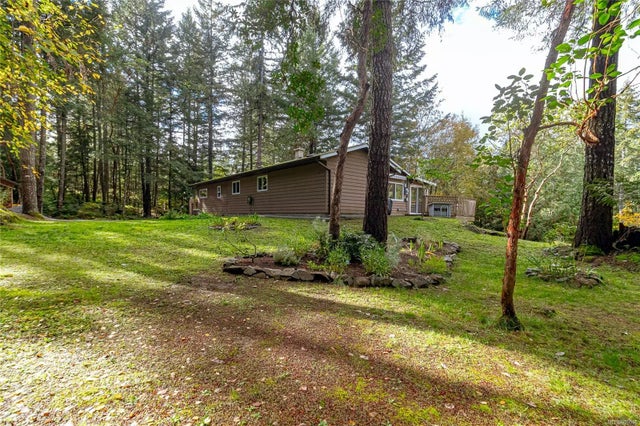 3 of 61 - 3296 Lakeridge Pl, Highlands, BC