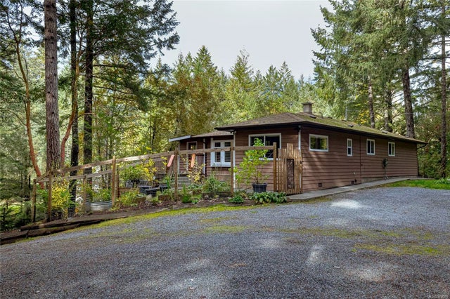 5 of 61 - 3296 Lakeridge Pl, Highlands, BC