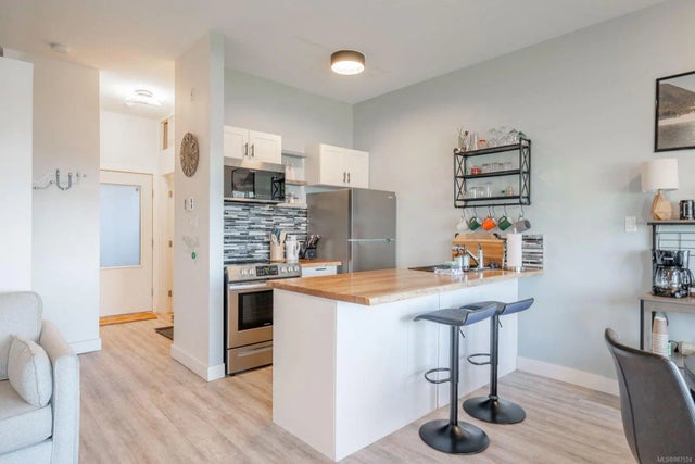 5 of 39 - 230 Main St 106, Tofino, BC