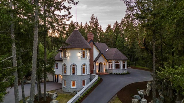 1 of 65 - 625 Lorimer Pl, Highlands, BC