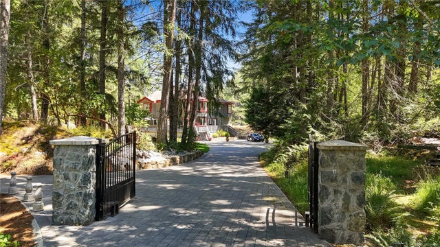 3 of 47 - 3380 Woodridge Pl, Highlands, BC