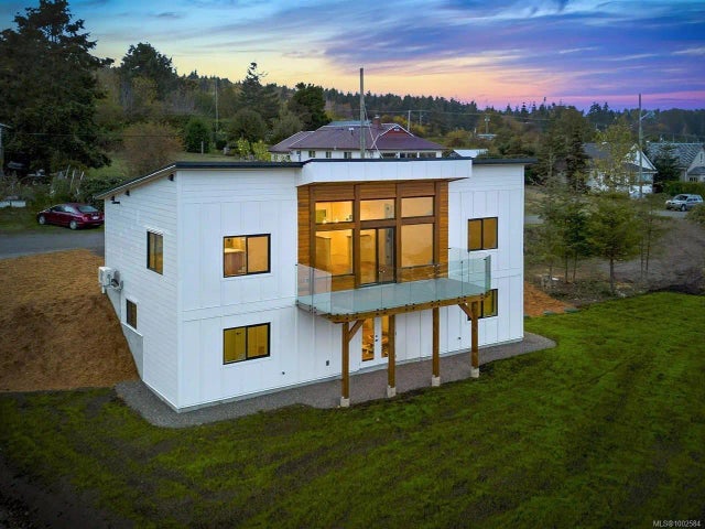 2 of 31 - 5622 1st St, Union Bay, BC