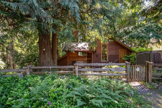 1 of 36 - 1093 Chappel Pl, Gabriola Island, BC