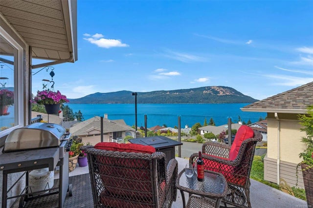 1 of 34 - 550 Marine Pl, Cobble Hill, BC