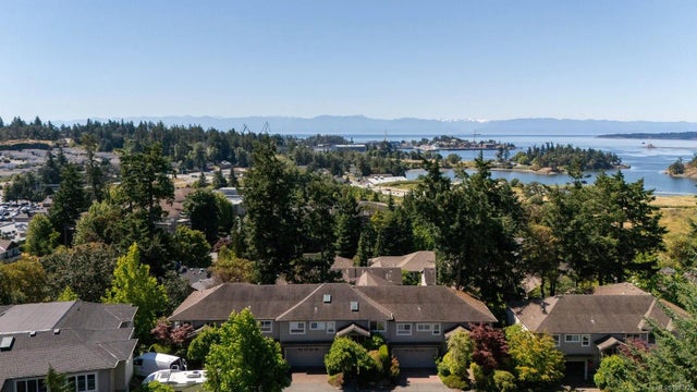 1 of 33 - 118 Aldersmith Pl 59, View Royal, BC