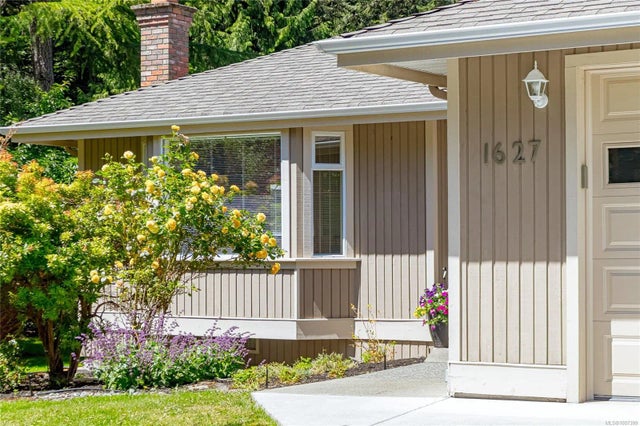 2 of 41 - 1627 Barrett Dr, North Saanich, BC