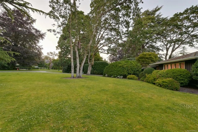 4 of 55 - 3375 Upper Terrace Rd, Oak Bay, BC