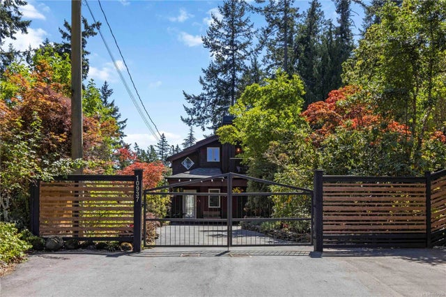 2 of 62 - 10937 Madrona Dr, North Saanich, BC