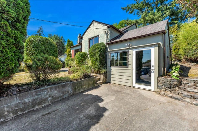 1 of 20 - 902 Forshaw Rd, Esquimalt, BC