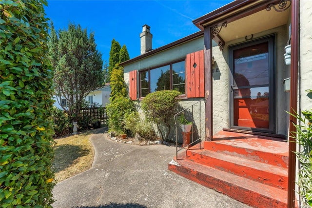 2 of 20 - 902 Forshaw Rd, Esquimalt, BC