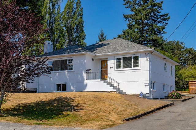 1 of 32 - 210 Suzanne Pl, View Royal, BC