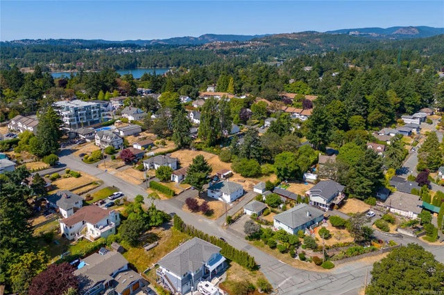 2 of 32 - 210 Suzanne Pl, View Royal, BC