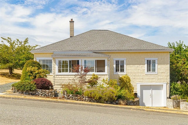 1 of 42 - 332 Gatacre St, Ladysmith, BC