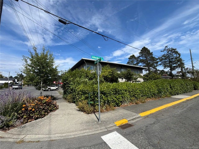 4 of 48 - 2851 Foul Bay Rd, Oak Bay, BC