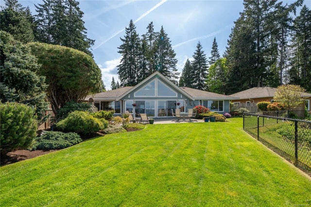 1 of 33 - 457 Crescent Rd W, Qualicum Beach, BC