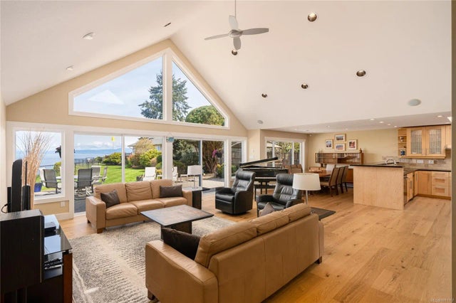 4 of 33 - 457 Crescent Rd W, Qualicum Beach, BC