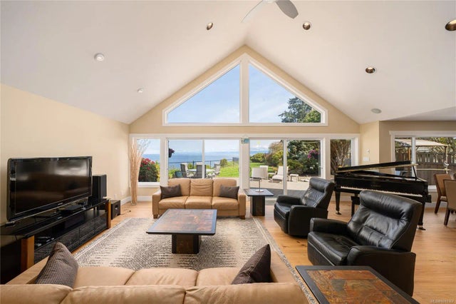 5 of 33 - 457 Crescent Rd W, Qualicum Beach, BC