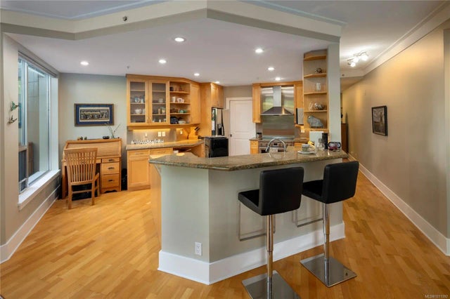 2 of 36 - 1284 Beach Dr 101, Oak Bay, BC