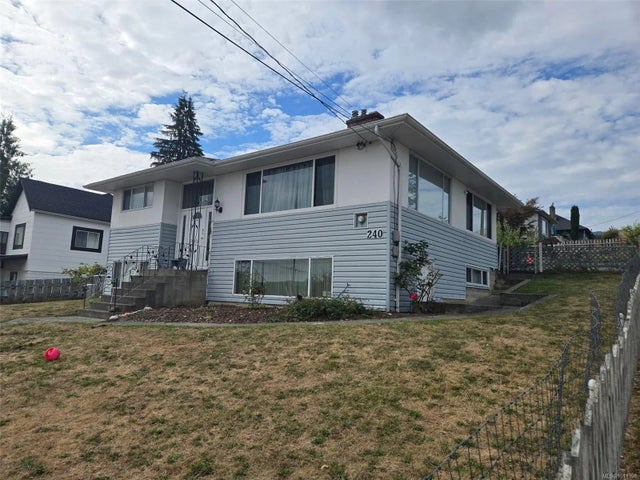 1 of 3 - 240 2nd Ave, Ladysmith, BC