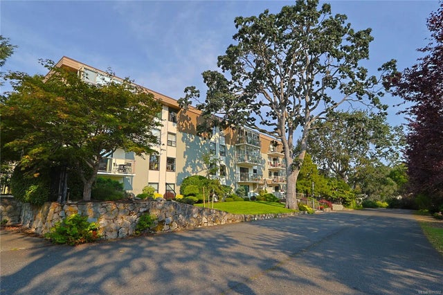 1 of 35 - 2125 Oak Bay Ave 201, Oak Bay, BC