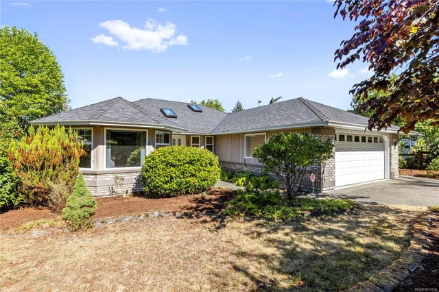 1 of 34 - 560 Country Club Dr, Qualicum Beach, BC