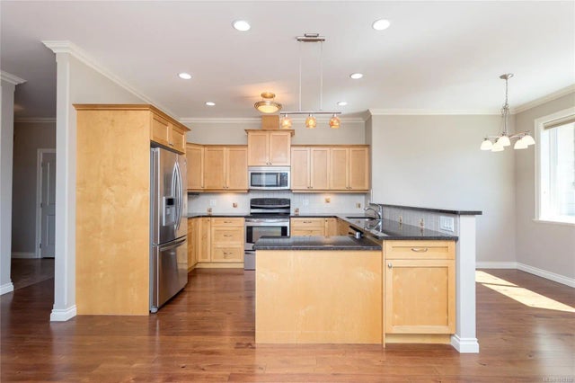 4 of 41 - 2435 Orchard Ave, Sidney, BC