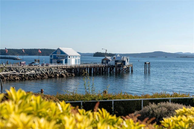 2 of 56 - 2550 Bevan Ave 202, Sidney, BC