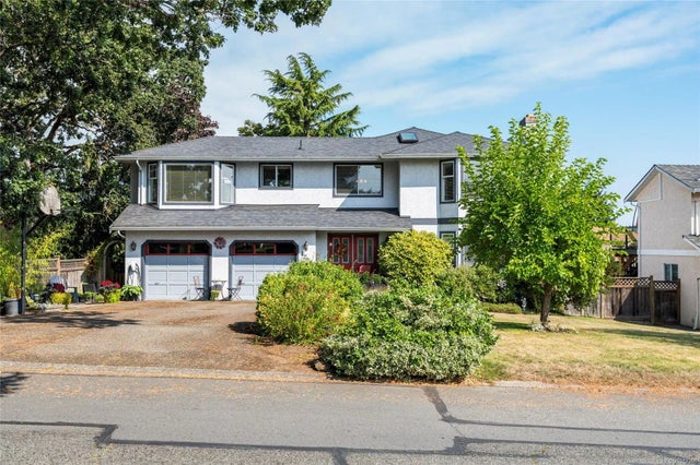 2 of 67 - 1252 Mariposa Ave, Saanich, BC