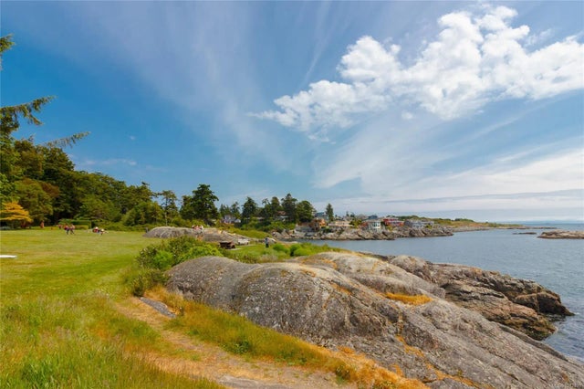 2 of 32 - 1197 Munro St, Esquimalt, BC