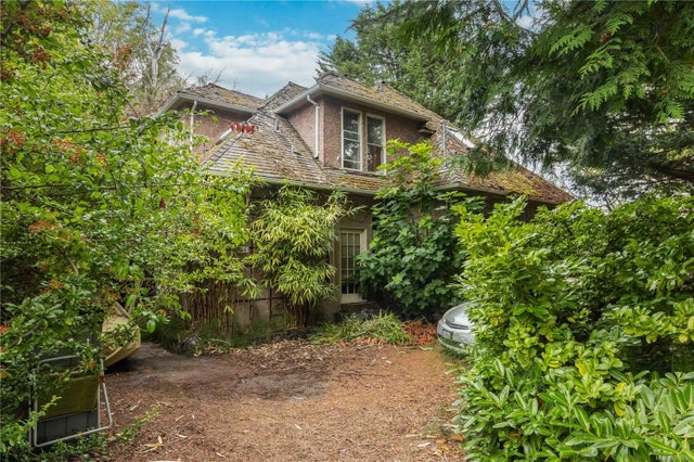 1 of 15 - 2546 Killarney Rd, Saanich, BC