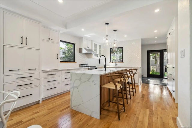 1 of 53 - 325 Linden Ave, Victoria, BC